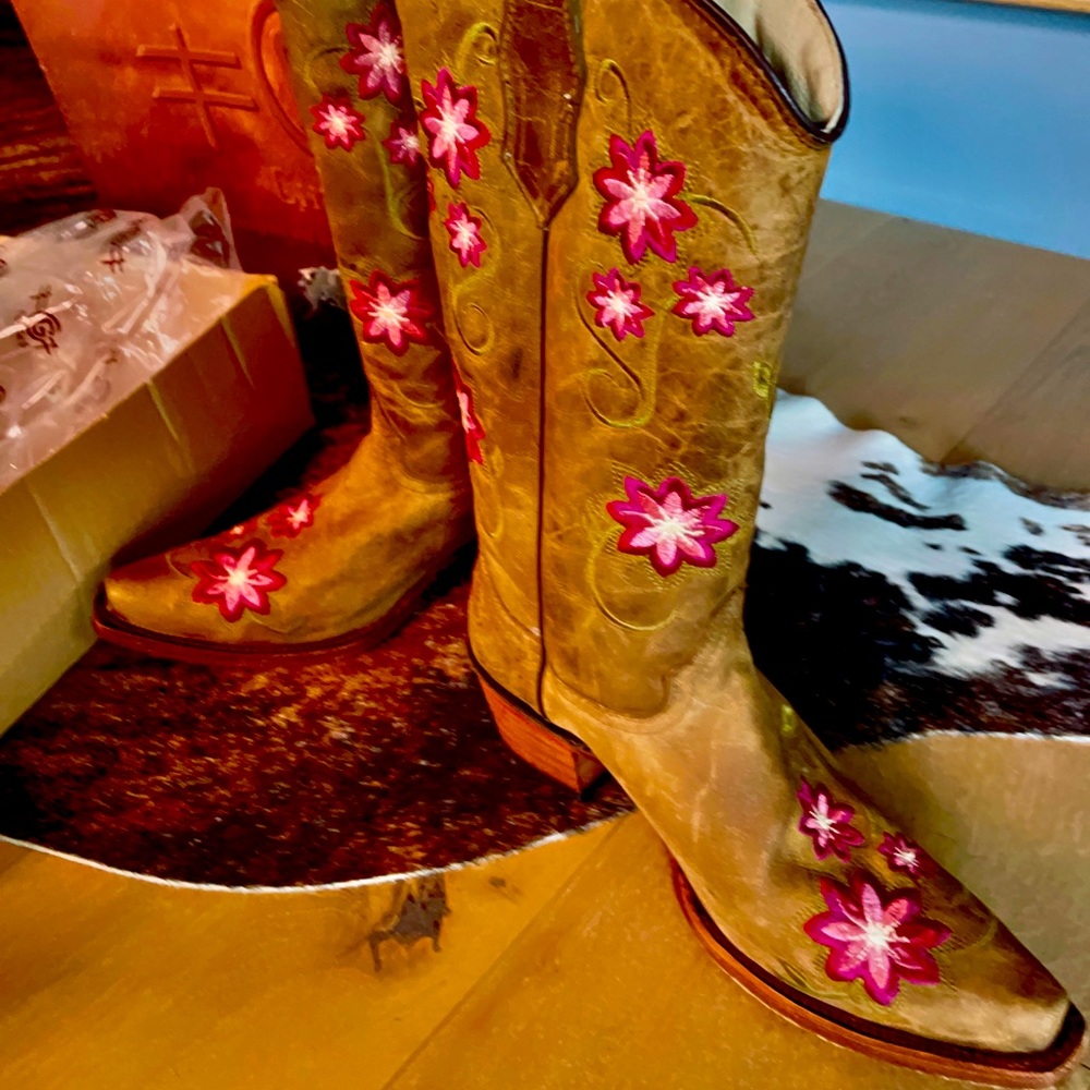 Circle G / Brown Cowgirl Boots By Corral NWT Embroidered w/Pink Flowers